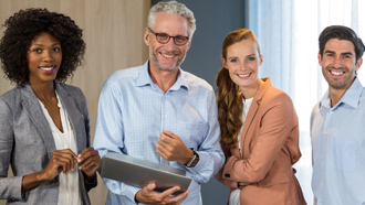 Grupo de pessoas contentes com um tablet na mão